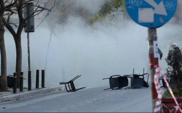 Νέο βίντεο με τη στιγμή που αστυνομικός πυροβολεί έξω από την ΑΣΟΕΕ