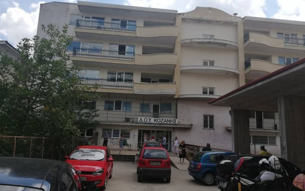 Επίθεση με τσεκούρι στην Κοζάνη: Στο νοσοκομείο Παπανικολάου οι τρεις τραυματίες - Πανελλαδική στάση εργασίας των εφοριακών