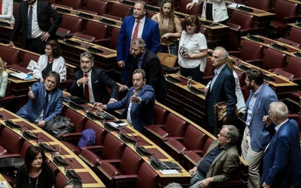 Βουλή: Σε εξέλιξη η ψηφοφορία επί των διατάξεων για τις υπερωρίες και τον υπολογισμό του δώρου των Χριστουγέννων
