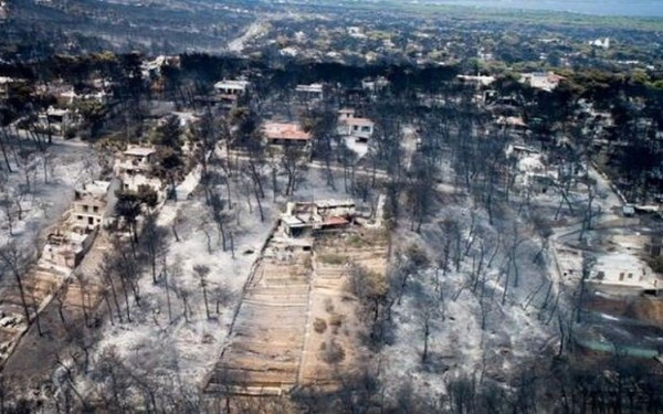Δίκη για την τραγωδία στο Μάτι: Φωτογραφίες των θυμάτων της πυρκαγιάς τοποθέτησαν στα έδρανα οι συγγενείς τους - Η αντίδραση της προέδρου