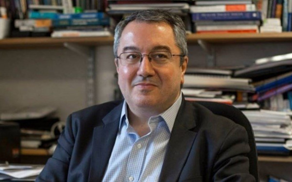 Μόσιαλος: Το εμβόλιο πρέπει να γίνει εθελοντικά και όχι να επιβληθεί 