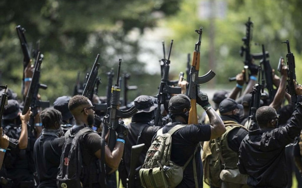 ΗΠΑ: Οπλισμένοι αφροαμερικάνοι στους δρόμους του Λούιβιλ με υψωμένες τις γροθιές (βίντεο)