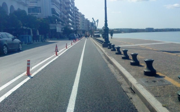 Θεσσαλονίκη: Τοποθετήθηκαν τα πασάλακια στον ποδηλατόδρομο στη Λ. Νίκης - Αυξημένη η κίνηση οχημάτων (Φωτ.)