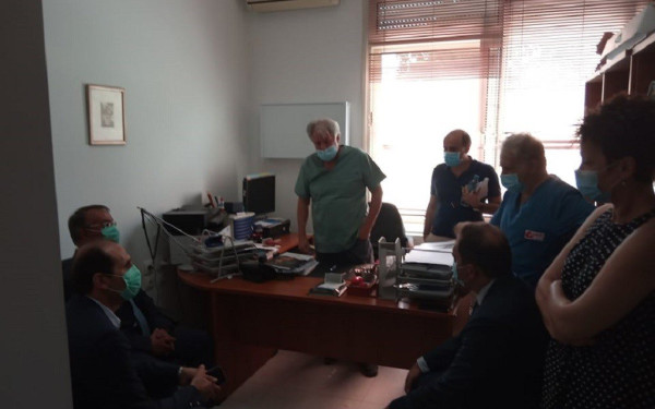 Επίθεση με τσεκούρι στη ΔΟΥ Κοζάνης: Ο Χρ. Σταϊκούρας πήγε στο "Παπανικολάου" με κλιμάκιο του υπουργείου Οικονομικών 