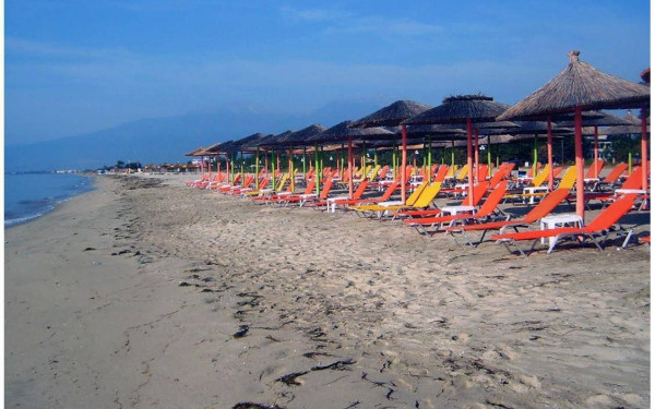 Δήμοι: Στο… κυνήγι της ξαπλώστρας, αλλά χωρίς προσωπικό