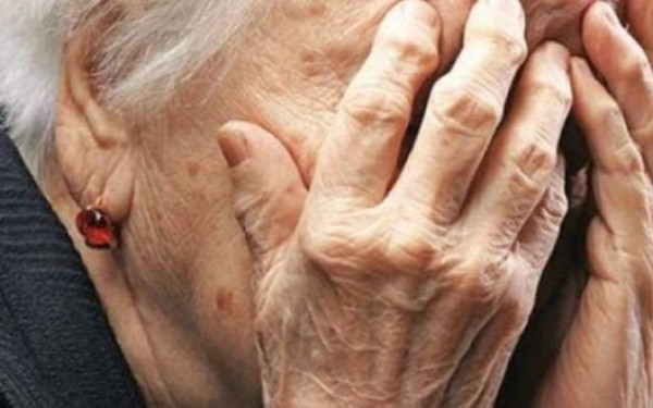 Θεσσαλονίκη: Εξαπατούσε ηλικιωμένους με δήθεν τροχαία συγγενών τους - 286.000 ευρώ και χρυσές λίρες η λεία (βίντεο)