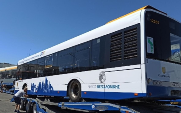 Έφτασαν στη Θεσσαλονίκη τα τρία από τα 50 λεωφορεία που αγόρασε ο δήμος από τη Λειψία 