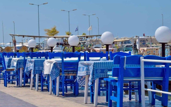 Έρευνα ΙΕΛΚΑ: Τέλος οι ταβέρνες για τους τουρίστες - Μαγειρεύουν ή τρώνε στο χέρι για φθηνότερες διακοπές (βίντεο)