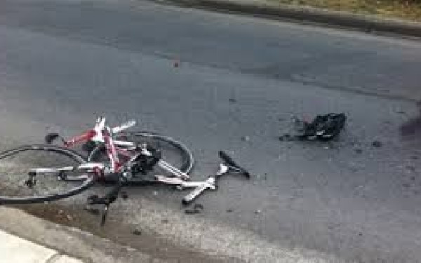 Τύρναβος: Αυτοκίνητο παρέσυρε 19χρονη που οδηγούσε ποδήλατο