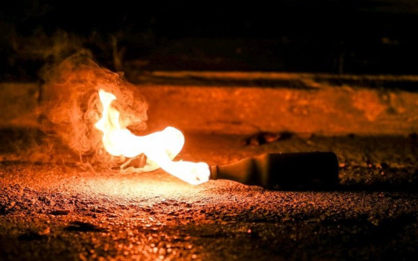 Επίθεση στα ΜΑΤ στα Εξάρχεια