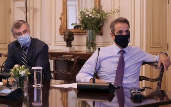 Έκτακτες ανακοινώσεις Μητσοτάκη αύριο για τον κορονοϊό, παρουσία Τσιόδρα