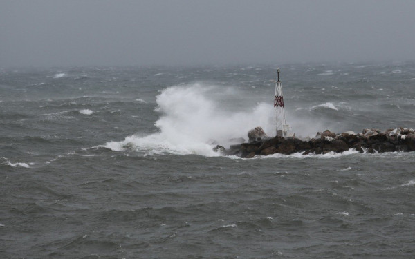 Δεμένα τα πλοία στα λιμάνια της χώρας - Προβλήματα στο οδικό δίκτυο - Πού χρειάζονται αλυσίδες