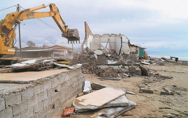 Νέα αναστολή με τροπολογία όνειδος στις κατεδαφίσεις αυθαιρέτων σε παραλίες