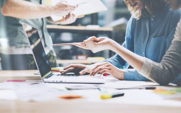 Με μικρότερη ρευστότητα, χωρίς επενδύσεις, αλλά αυξημένη αισιοδοξία οι μικρομεσαίες επιχειρήσεις