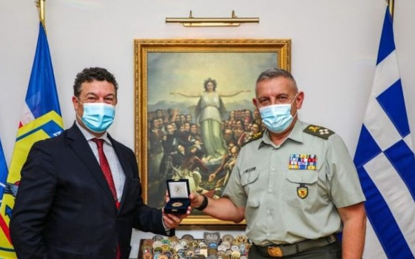Συνάντηση αρχηγού ΓΕΕΘΑ με τον αντιπρόσωπο του ΟΗΕ για τους πρόσφυγες στην Ελλάδα	