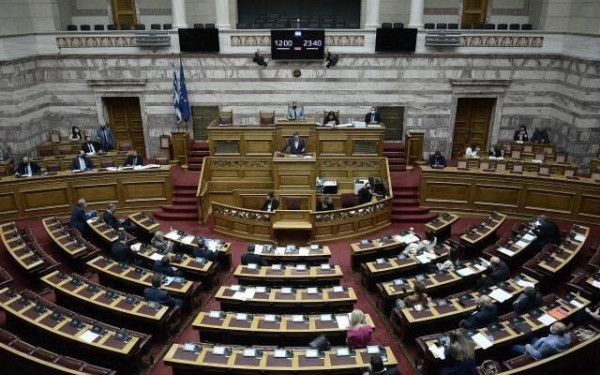 Βουλή: Εγκρίθηκε κατά πλειοψηφία το νομοσχέδιο του ΥΠΕΣ για αλλαγές στους ΟΤΑ και Ιθαγένεια 