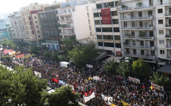 Δίκη Χρυσής Αυγής: Πληθαίνουν όλο και περισσότερο οι διαδηλωτές στο Εφετείο (Βίντεο, φωτ.)