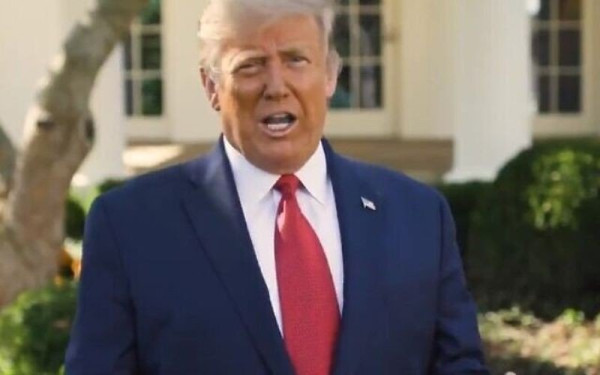 Ο Τραμπ διεκδικεί... 500 εκατ. δολάρια από τον δικηγόρο του ενώ τον ψάχνουν αν πήρε απόρρητους χάρτες