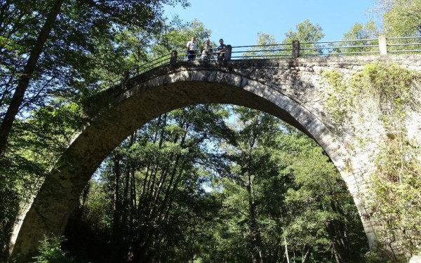«Τρέχουν» να σώσουν πέτρινα γεφύρια στη Δράμα