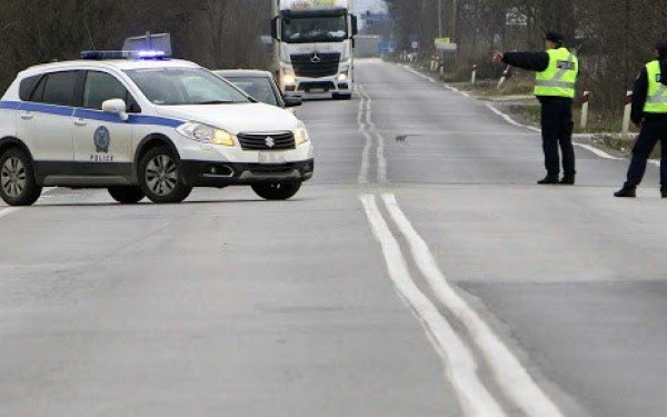 Θεσσαλονίκη: Μετέφερε παράνομα επτά πρόσφυγες - Ανάμεσά τους πέντε ανήλικοι	