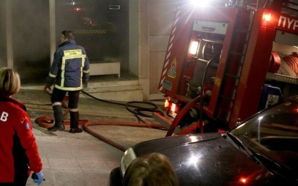 Στις φλόγες διαμέρισμα στο κέντρο - Απεγκλωβίστηκε από τη φλεγόμενη κουζίνα η ηλικιωμένη ένοικος (βίντεο)