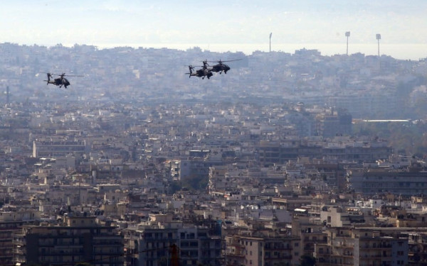 Ελικόπτερα της αεροπορίας στρατού πετούν την ώρα που καταθέτει στεφάνι η Κ. Σακελλαροπούλου (βίντεο, φωτ.)