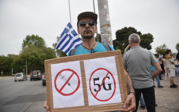 Εμβολιασμός και fake news: Αλτσχάιμερ, στειρότητα, DNA και το εμβόλιο που... σε κάνει μαγνήτη!