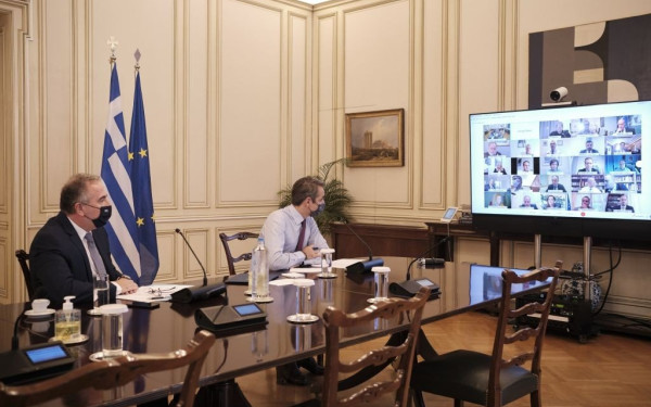 Τηλεδιάσκεψη υπό τον πρωθυπουργό για το σχέδιο του εμβολιασμού