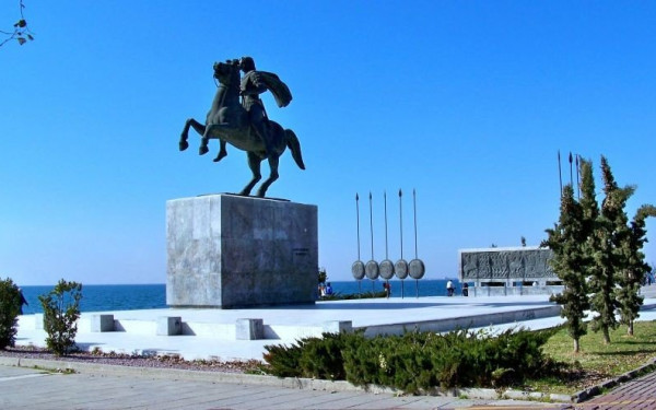 Θεσσαλονίκη: Αστυνομικοί κυνηγούν νεαρούς που κάνουν σκέιτμπορντ στη Νέα Παραλία (Βίντεο)
