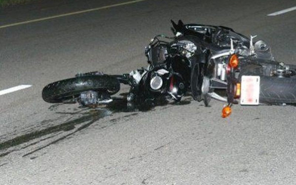 Βόλος: Μάχη με τη ζωή του δίνει 21χρονος δικυκλιστής - Τον παρέσυρε και τον εγκατέλειψε ο οδηγός φορτηγού