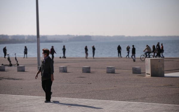 Στις λίμνες του Κήπου του Νερού συνεργεία του δήμου Θεσσαλονίκης