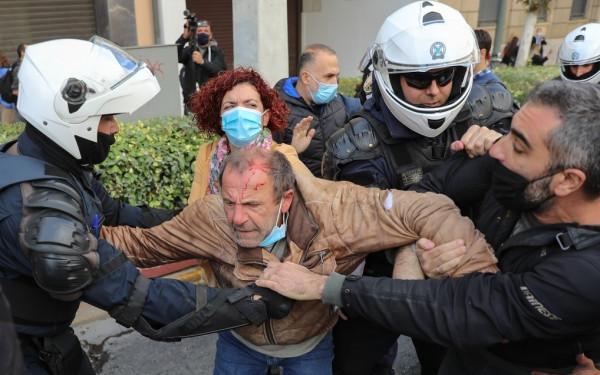 Ένταση στο κέντρο της Αθήνας - Προσαγωγές και καταγγελίες για προπηλακισμό στελεχών του ΚΚΕ (Bίντεο, φωτ)
