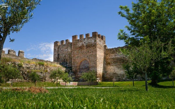 Θεσσαλονίκη: Πράσινες «οάσεις» στα Βυζαντινά τείχη, σε δημοτικά κτίρια, δώματα και σε διαδρομές αναψυχής