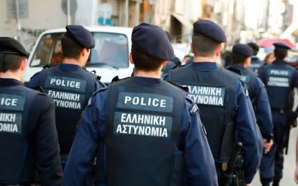 Τραγέλαφος: Απαγορεύουν στους αστυνομικούς της βόρειας Ελλάδας να έχουν... μουστάκι, κομπολόι και τα χέρια στις τσέπες