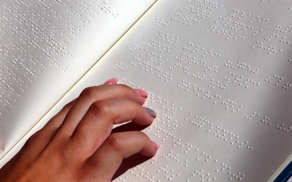 Παγκόσμια Ημέρα Braille: Τα καταστήματα οφείλουν να εξασφαλίζουν την πληροφόρηση ατόμων με αναπηρία επί του τιμοκαταλόγου