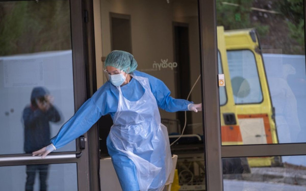 Βόλος: «Έτρεχε να προλάβει το φανάρι» ο οδηγός που σκότωσε το μωρό που κρατούσε αγκαλιά ο παππούς του