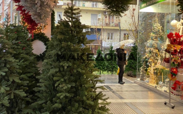 Θεσσαλονίκη: Στην «ουρά» για στολίδια παρά τη βροχή (φωτ.)