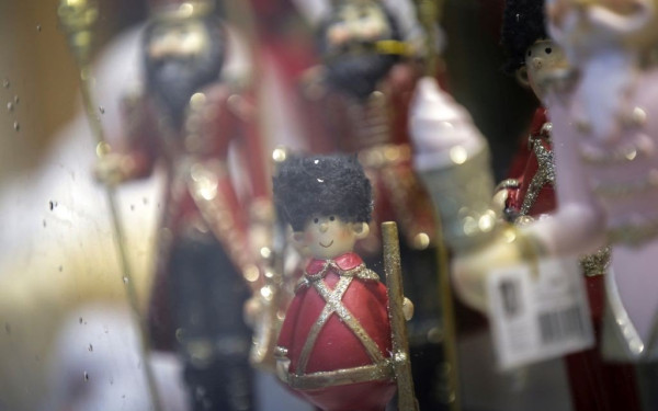 Πολύγυρος: «Σκοτεινιάζουν» τις βιτρίνες τους οι έμποροι διαμαρτυρόμενοι για το φορολογικό νομοσχέδιο