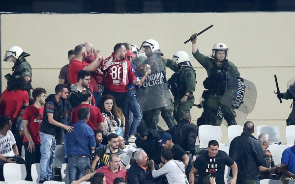 Επεισόδια και προσωρινή διακοπή στο Παναχαϊκή - Ολυμπιακός (video)