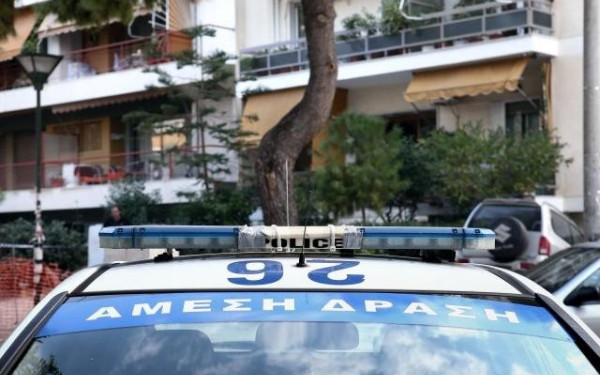 Κλείδωσε τα παιδιά της στο αυτοκίνητο για να κάνει απεντόμωση στο σπίτι!