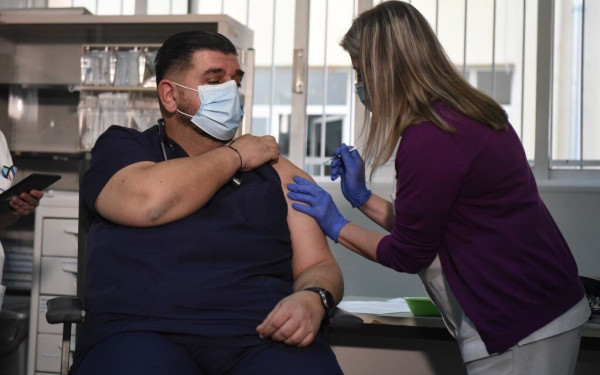 Κορονοϊός: Εμβολιάστηκε ο πρώτος ιατρός στο ΑΧΕΠΑ, Σίμος Μεταλλίδης 