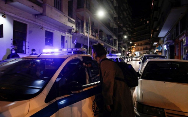 Τους «τσάκωσαν» να πετούν μπογιές και τρικάκια έξω από τη Χημική Υπηρεσία