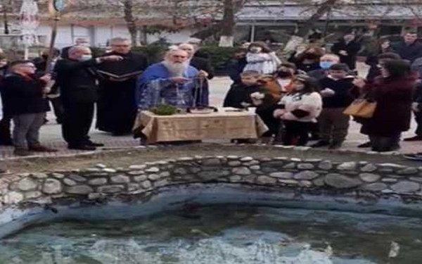 Σε ουτοπία παπάς και πιστοί στο Αρσένι Πέλλας-Έκαναν Θεοφάνια «αγκαλιά», χωρίς μάσκες και με παιδιά να βουτούν για τον Σταυρό (βίντεο)
