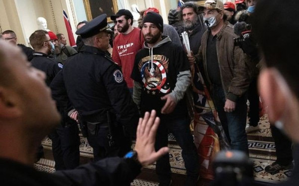 ΗΠΑ: Αστυνομικός στο Καπιτώλιο ο πέμπτος νεκρός από τα επεισόδια στην Ουάσιγκτον 