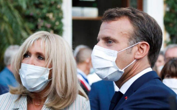 Σάλος στη Γαλλία: Εμανουέλ και Μπριζίτ Μακρόν ξόδεψαν 600.000 ευρώ σε λουλούδια για το Ελιζέ
