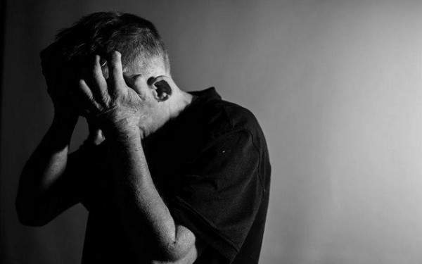 Πώς η κατάθλιψη συνδέεται με υψηλότερο κίνδυνο μακροχρόνιων παθήσεων