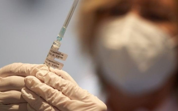 Η Γαλλία δεν βλέπει λόγο να αναστείλει τη χρήση του εμβολίου της AstraZeneca