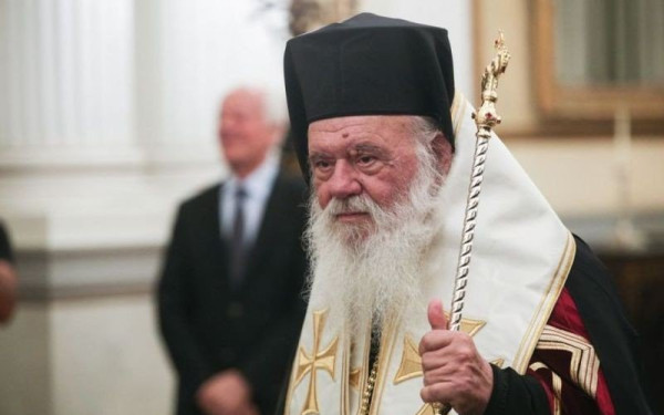 Ο αρχιεπίσκοπος και 12 μητροπολίτες στην εξόδιο ακολουθία του τέως βασιλιά