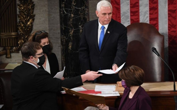 Ο αντιπρόεδρος του Τραμπ έβαλε φωτογραφία των Μπάιντεν και Χάρις στο προφίλ του (Φωτ.)