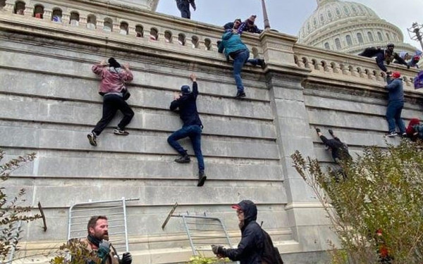 Η Εθνοφρουρά απομάκρυνε τους εισβολείς από το Καπιτώλιο-Οι ΗΠΑ μετρούν τις πληγές τους (βίντεο)